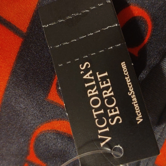 VS The Perfect Scarf - Picture 4 of 6